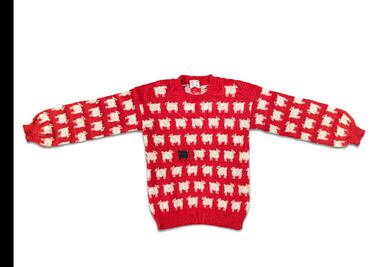 Subastarán simbólico suéter con oveja negra que usó la princesa Diana en 1981