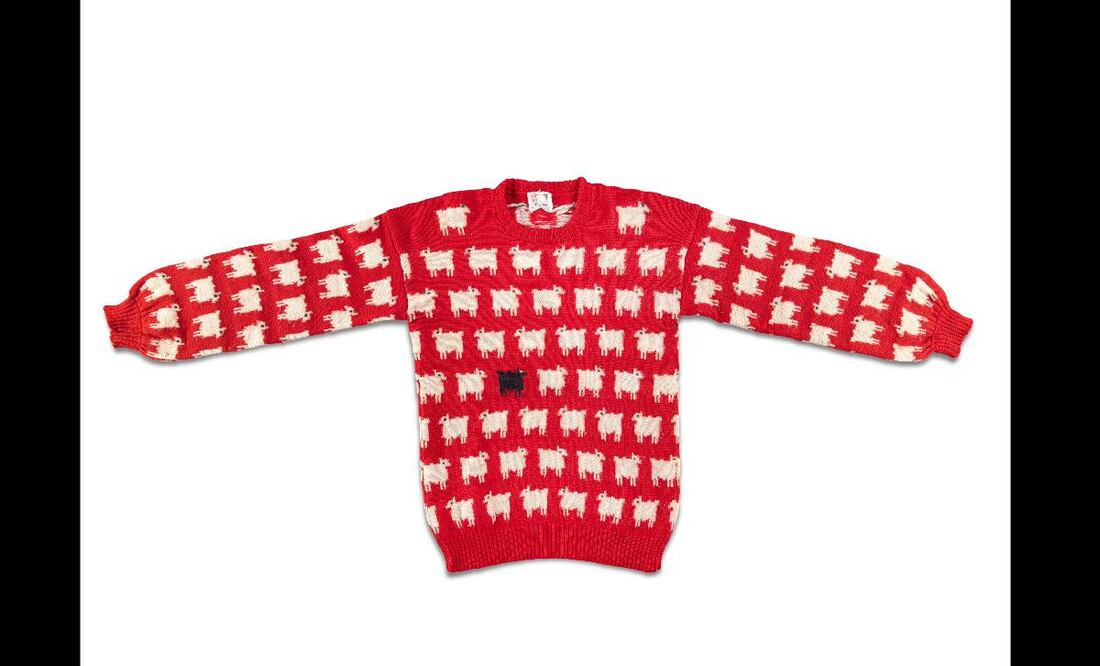 En la imagen se aprecia el suéter con una oveja negra que llevó la princesa Diana en 1981, famoso por su simbolismo, y que saldrá a subasta el 7 de septiembre en Nueva York. Foto: EFE