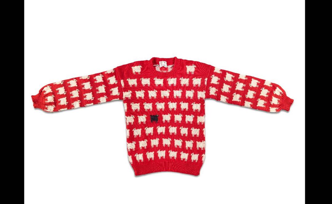 En la imagen se aprecia el suéter con una oveja negra que llevó la princesa Diana en 1981, famoso por su simbolismo, y que saldrá a subasta el 7 de septiembre en Nueva York. Foto: EFE