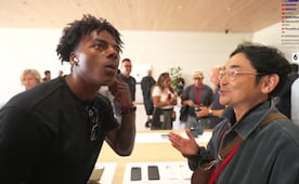 Influencer IShowSpeed pone a prueba los nuevos AirPods 5 en evento de Apple; bromea junto a Memo Ochoa