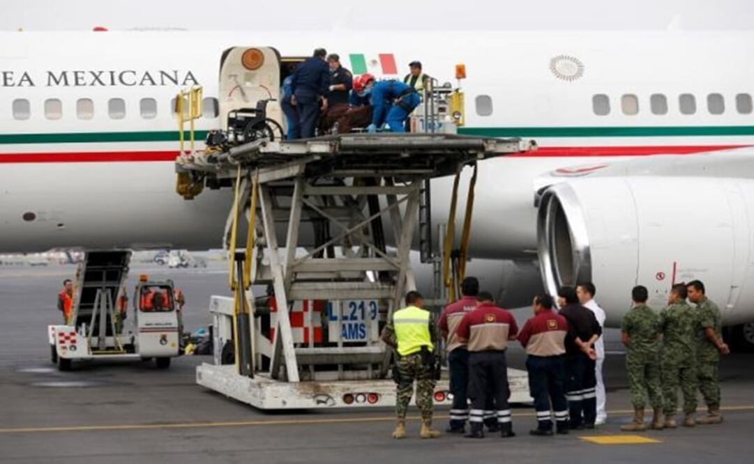 Paramedics carry the stretcher of a Mexican tourist injured during an attack in Egypt. (Photo: Reuters)
