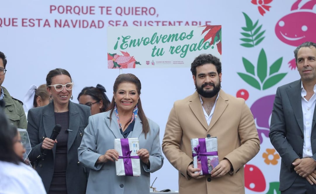 Navidad 2025: CDMX instala módulos para envolver regalos con materiales reciclados.
Foto: Gabriel Pano/El Universal.