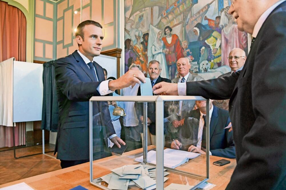 Fortaleza. Tras las legislativas de ayer, la Asamblea Nacional empezará a votar las reformas propuestas por el presidente Emmanuel Macron (EFE)