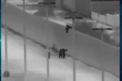 Captan momento cuando lanzan a 3 niños migrantes sobre muro fronterizo
