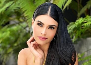 Kristal Silva luce fascinante minivestido con brillos y plumas