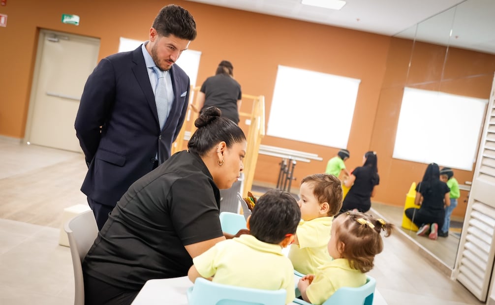 El gobernador de Nuevo León observa a niñas y niños durante una actividad en el nuevo espacio terapéutico. Foto: Especial.