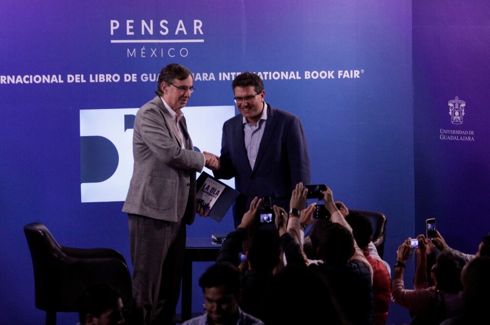 Armando Ríos Piter participó en la realización de la serie televisiva “Pensar México” que se graba durante la FIL Guadalajara (Foto: Alberto Mendoza)