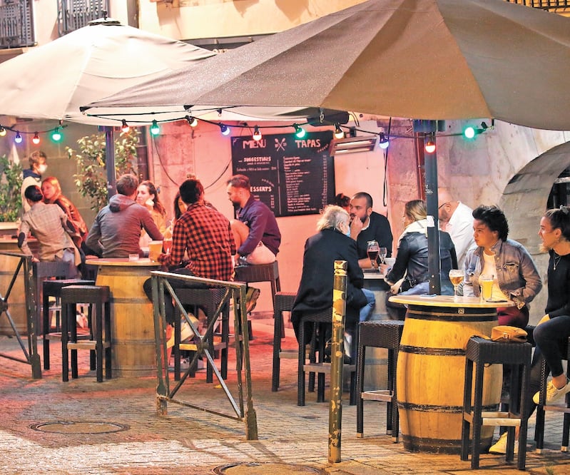 Franceses en un local en Bayonne, en el sudoeste del país, antes del inicio de un toque de queda nocturno. Foto: BOB EDME. AP