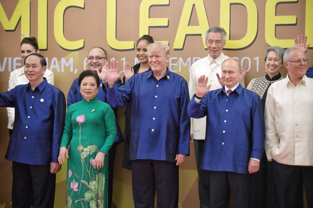 El presidente estadounidense, Donald Trump (centro), estuvo junto a su homólogo ruso, Vladimir Putin, cuando les tomaron la fotografía a los miembros de la Cumbre del Foro de Cooperación Económica de Asia-Pacífico (APEC), ayer en Danang, Vietnam. (EFE)