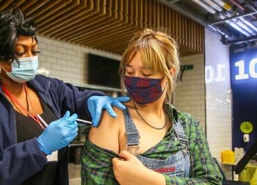 ¿Son efectivas las vacunas de refuerzo contra ómicron? Y otras 6 preguntas sobre las terceras y cuartas dosis