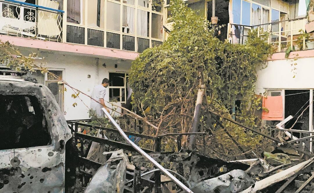 Vista del daño causado por un ataque con dron cerca del aeropuerto Hamid Karzai, en Kabul. Foto: EFE.