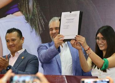 Alfredo Ramírez Bedolla firma decreto de despenalización del aborto en Michoacán; asegura atención digna para mujeres