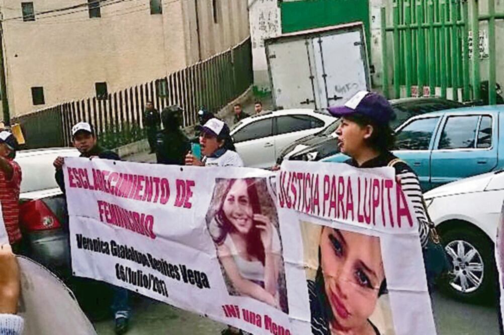 Audiencia. Los inconformes se manifestaron en los juzgados de Tlalnepantla, debido a que ayer se realizaría una audiencia del caso de la joven, la cual se pospuso 