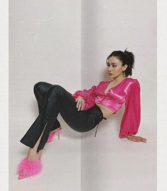 Inspírate en estos looks para San Valentín en tonos rojo y rosa