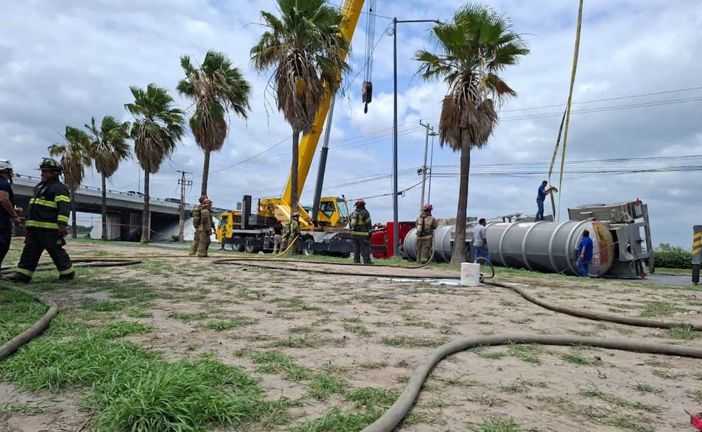 Vuelca pipa con combustible en carretera Reynosa-Monterrey; despliegan operativo para evitar fuga de combustible.
Foto: Especial.