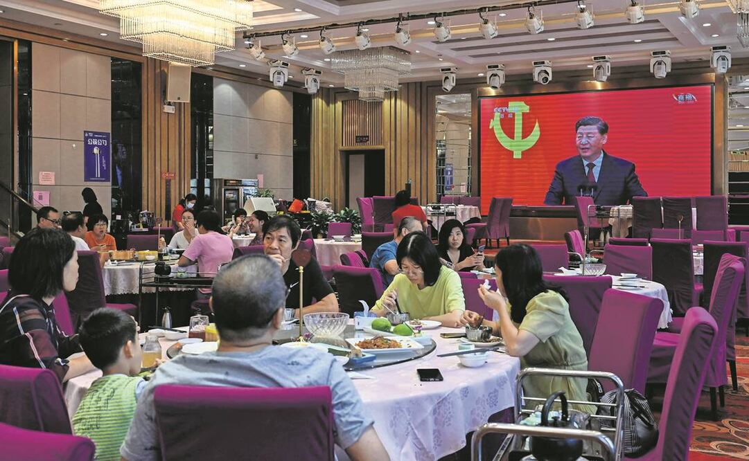 Un pantalla muestra a Xi Jinping, elegido para un tercer gobierno. Foto: Jade Gao/AFP