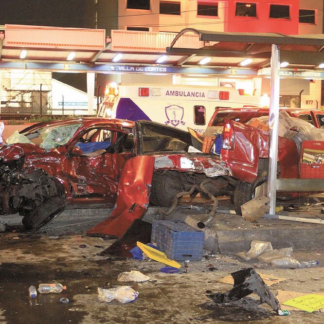 En la carambola fallecieron un trabajador de la empresa encargada de la remodelación de la estación Villa de Cortés y un conductor. Foto: LUIS CARBAYO. CUARTOSCURO