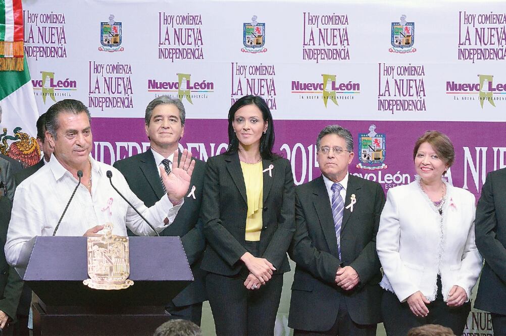 Jaime Rodríguez se reunió con algunos de los funcionarios que integrarán su gabinete, en una ceremonia realizada la tarde de ayer en Monterrey (EMILIO VÁSQUEZ. EL UNIVERSAL)