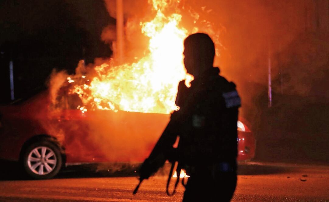 Vehículos particulares y del transporte público fueron incendiados por el crimen organizado en la Zona Metropolitana de Guadalajara.