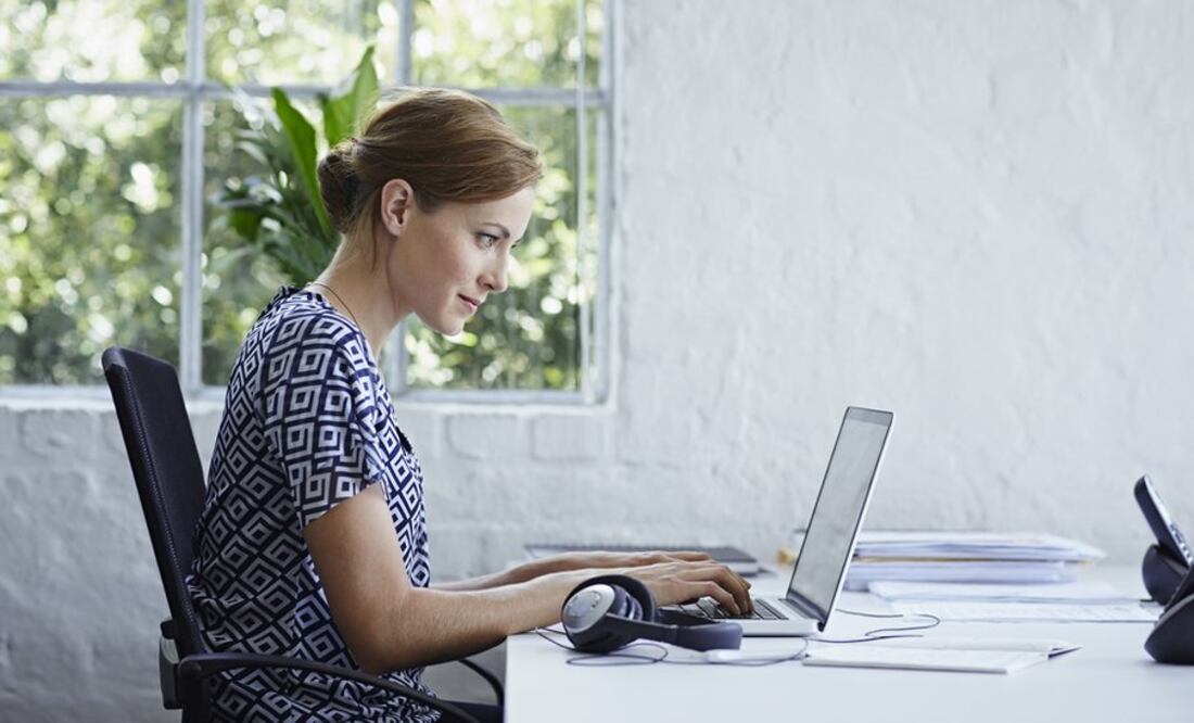 ¿Cuánto tiempo pasas al día sentado o sentada trabajando? Foto: Getty Images vía BBC