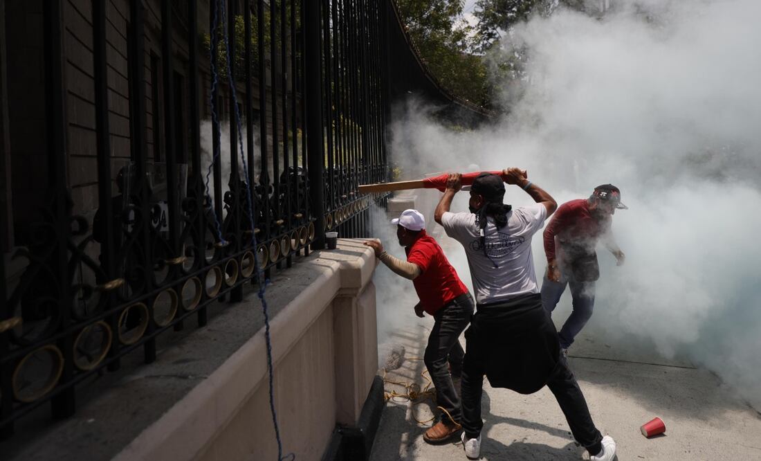 Maestros de la CETEG irrumpen en oficias de la Segob. Foto Diego Simón / EL UNIVERSAL