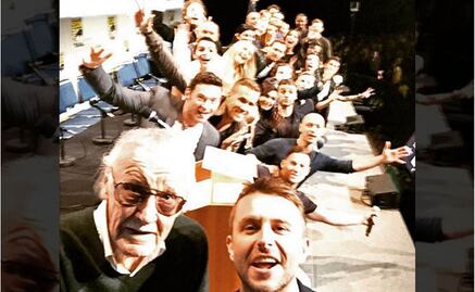 Stan Lee reúne a superhéroes en una foto