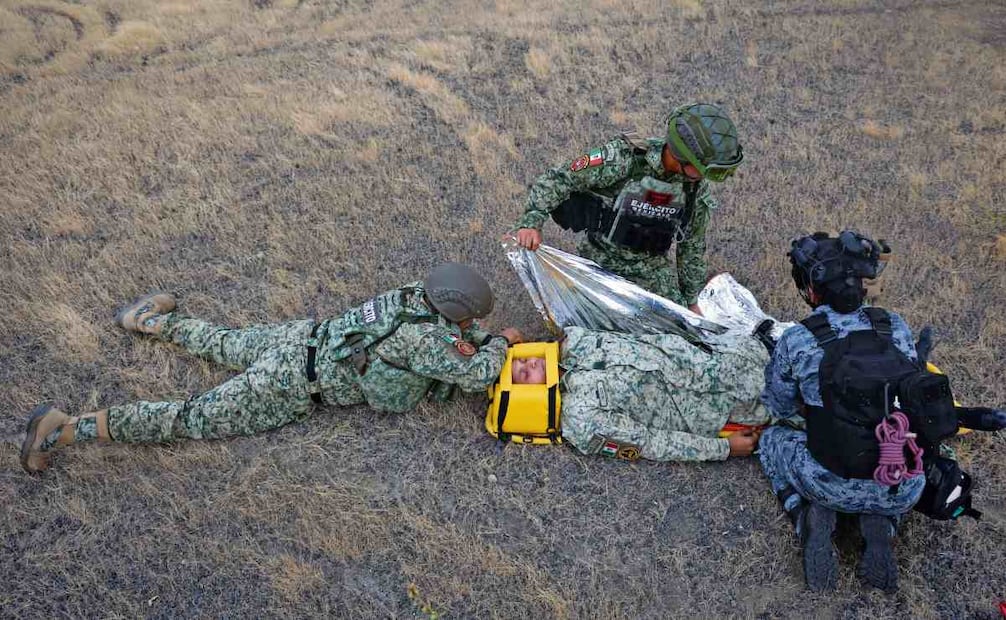 Como parte de la capacitación, el personal militar aprende a dar primeros auxilios a compañeros de su tropa o civiles que resultan lesionados. Foto: Luis Camacho / EL UNIVERSAL