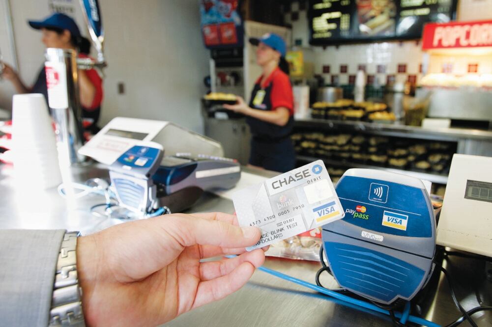 Expertos en seguridad y la Condusef te recomiendan no compartir tus datos de tarjetas, revisar constantemente tus estados de cuenta, eliminar con cautela documentos que ya no emplees y cuidar lo que publiques en redes sociales (ARCHIVO EL UNIVERSAL)