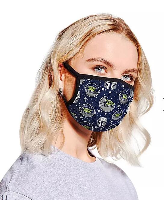 En tu look no pueden faltar los cubrebocas de Baby Yoda/ Foto: Disney Store