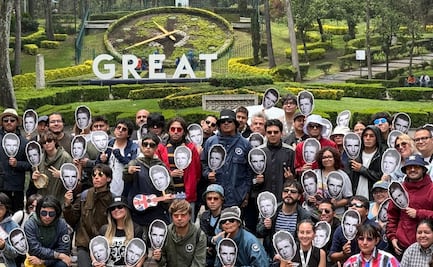 Fans capitalinos se caracterizan de los hermanos Gallagher; así se vivió la inauguración de la “Oasis Week” 