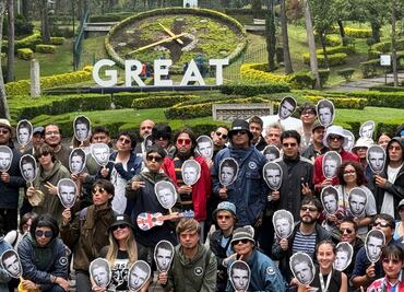 Fans capitalinos se caracterizan de los hermanos Gallagher; así se vivió la inauguración de la “Oasis Week”