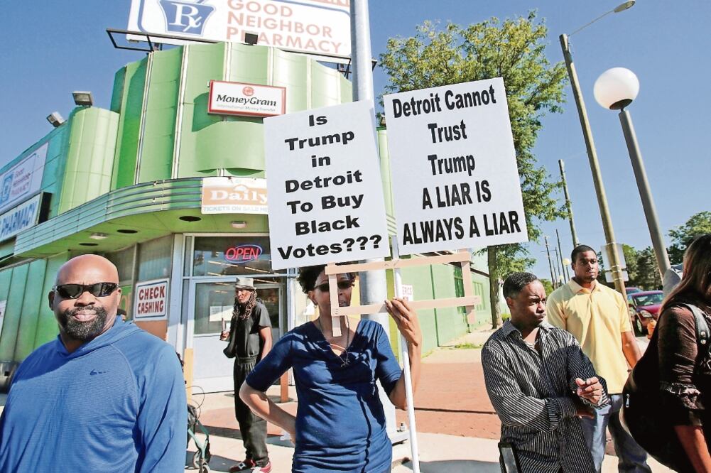 Afroestadounidenses se manifestaron afuera de la iglesia que visitó ayer Do n a ld Trump. Criticaron el cambio de opinión del candidato sobre las minorías (REBECCA COOK. REUTERS)
