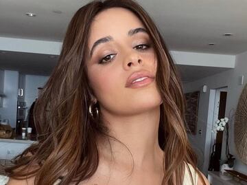 Camila Cabello: más sexy que nunca con top de escote invertido