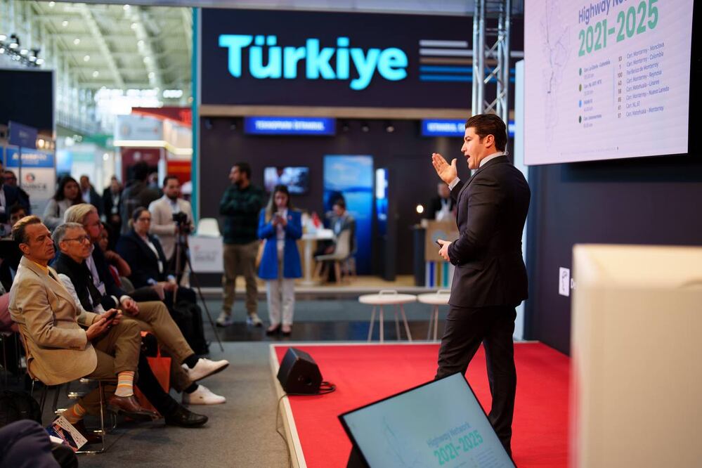 Samuel García, gobernador de NL, en su gira por Hannover