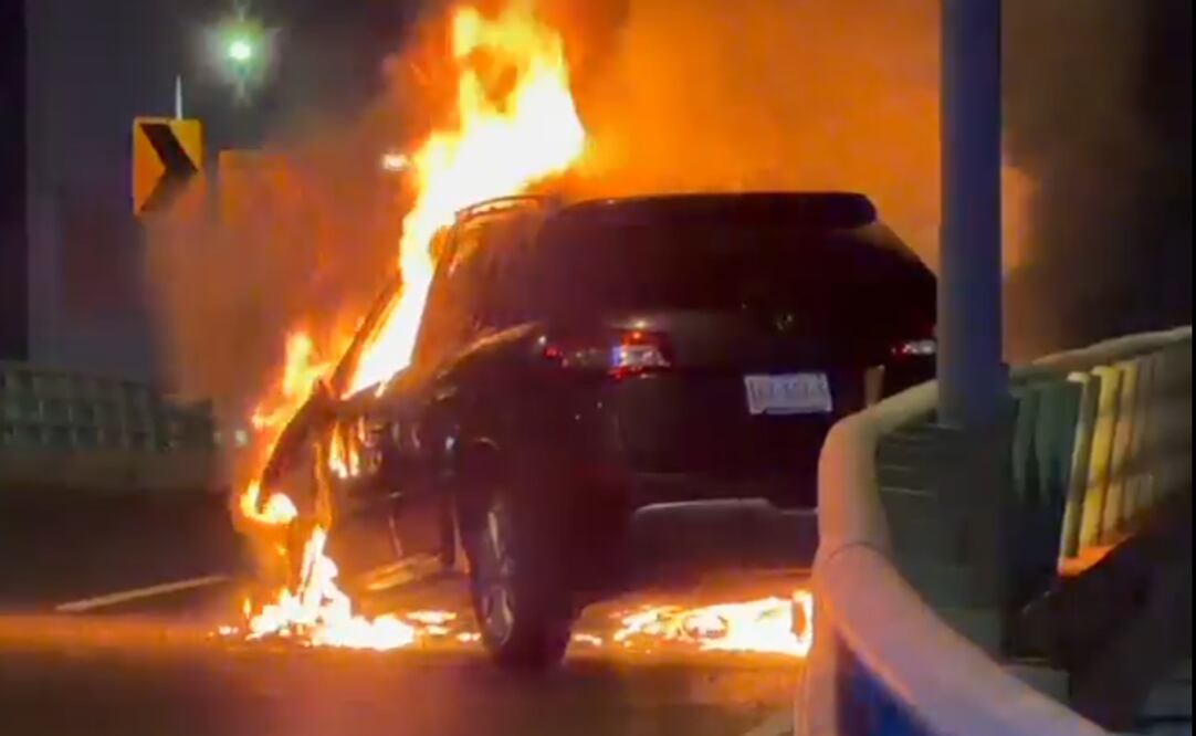 Incendio de camioneta en el Segundo piso del Periferico. Foto: Captura de pantalla