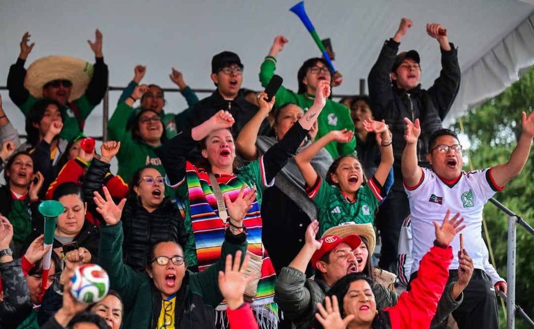 Miles de aficionados se reúnen en la Plaza de los Mártires de Toluca por el partido de la Selección ante Chequia; "México, México" corearon. Foto: Especial.