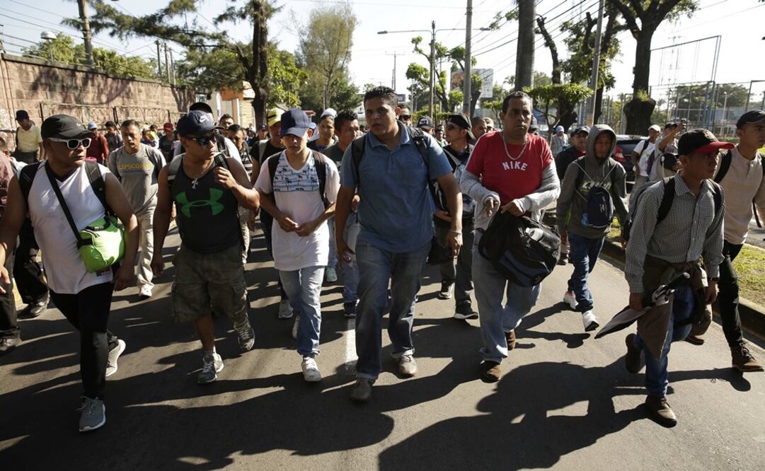 Una segunda caravana formada por unos 800 migrantes, entre ellos niños y mujeres, sale con rumbo a los Estados Unidos (Foto: EFE)