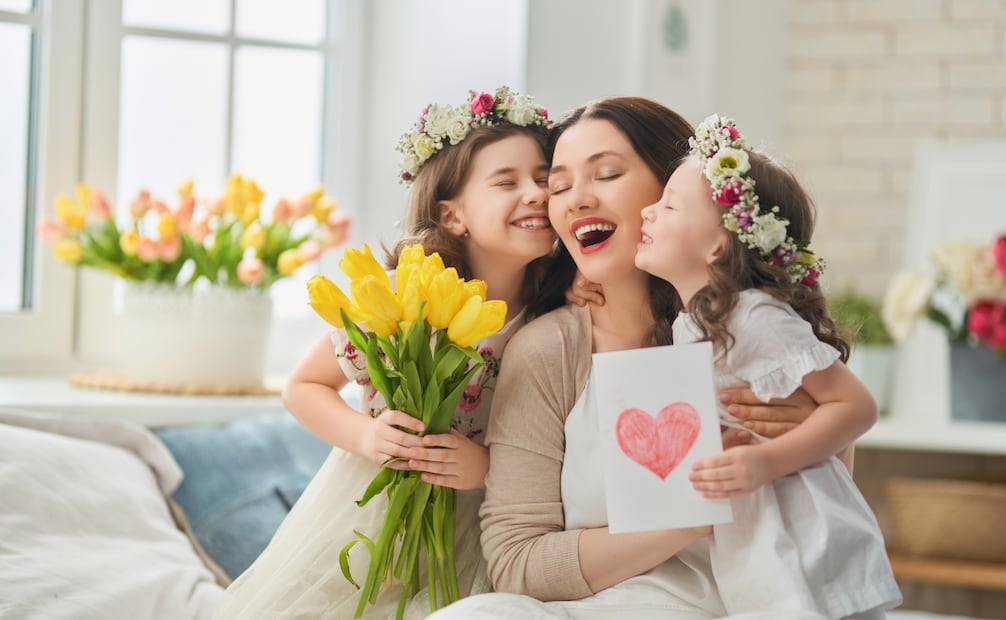 Olvídate de las aburridas flores y chocolates con estos planes espaciales para este 10 de mayo. Foto: Canva