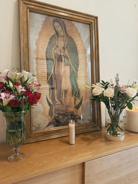 Altar a la Virgen de Guadalupe en la casa de Ángela Aguilar y Christian Nodal en Texas.