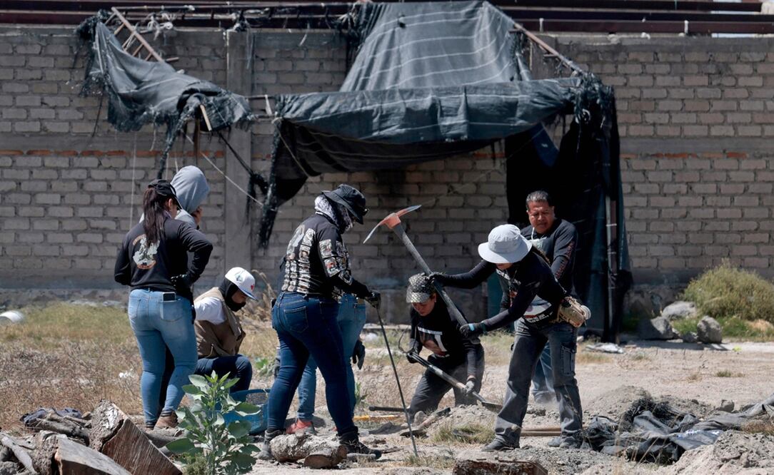 Guerreros Buscadores realizan investigaciones en el Rancho Izaguirre en donde fueron encontrados restos humanos y cientos de pertenencias de personas en Teuchitlán, Jalisco, el 12 de marzo de 2025. Foto: AFP