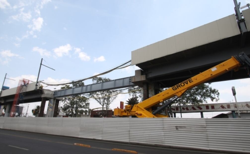 Montan primera trabe metálica en zona cero de la Línea 12