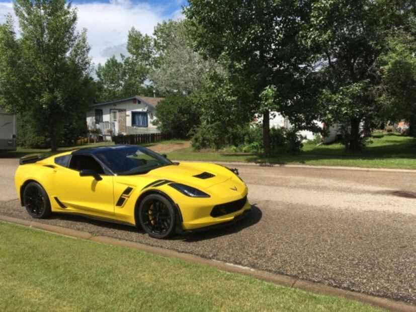 Hombre ciego recupera la vista y se compra un Corvette para celebrar
