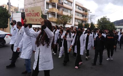 Marchan médicos en Pachuca para exigir justicia por muerte de doctora Betty tras detención 