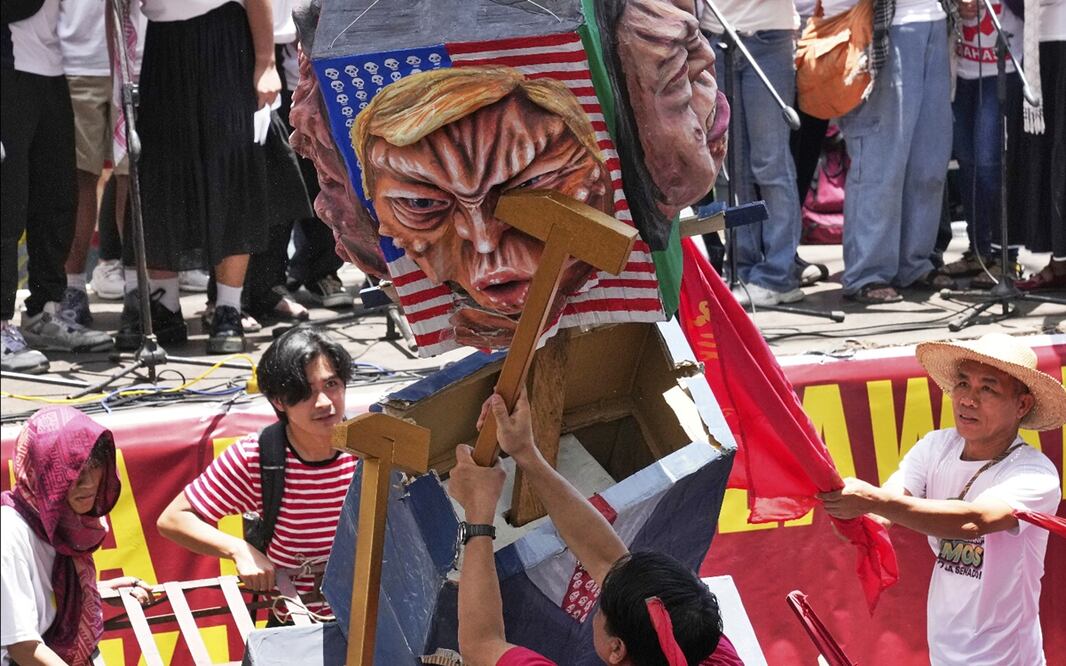 Manifestantes golpean una figura del presidente estadounidense, Donald Trump, durante una manifestación del primero de mayo en Manila, Filipinas, el jueves 1 de mayo de 2025. Foto: AP