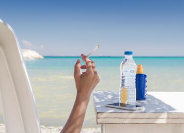 Nueva norma multará a turistas por fumar en la playa