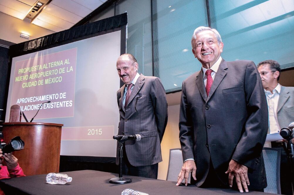 Andrés Manuel López Obrador presentó su proyecto alternativo del nuevo aeropuerto de la ciudad de México acompañado de expertos en el tema (RAMÓN ROMERO. EL UNIVERSAL)