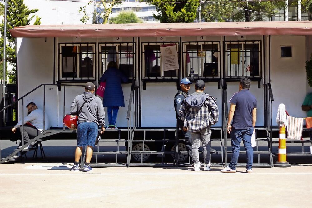Ciudadanos acuden al módulo móvil afuera de la alcaldía Cuauhtémoc a tramitar su licencia permanente. Foto: de Fernanda Zamora. El Universal