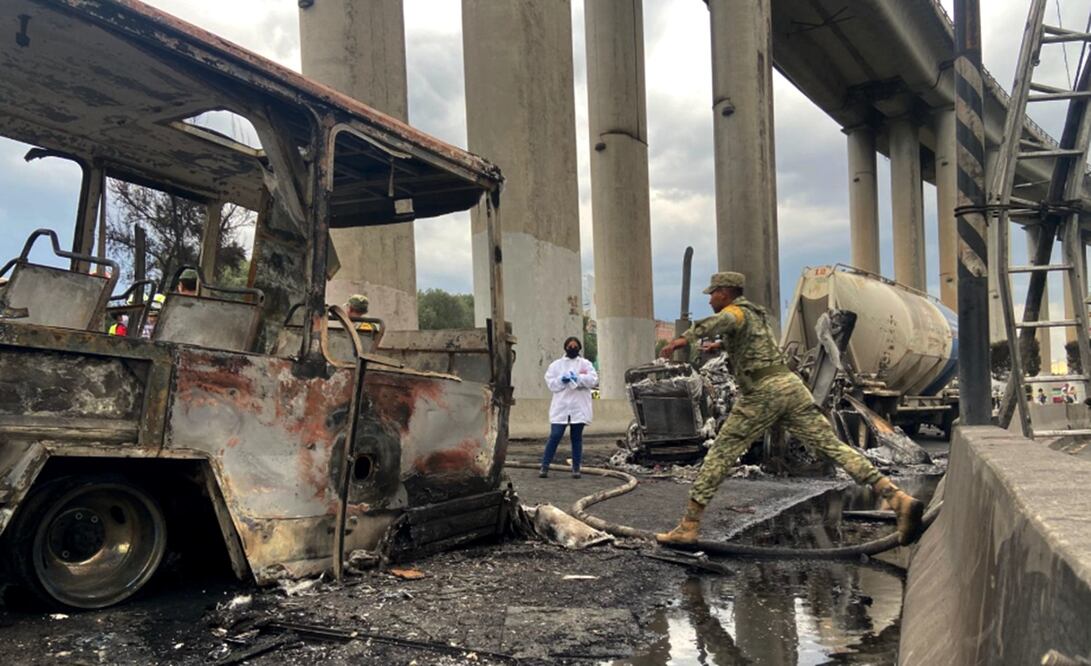 Una pipa de gas volcó y explotó en el bajo Puente de la Concordia en la alcaldía Iztapalapa, el miércoles 10 de septiembre de 2025. Foto: Juan Carlos Williams/EL UNIVERSAL