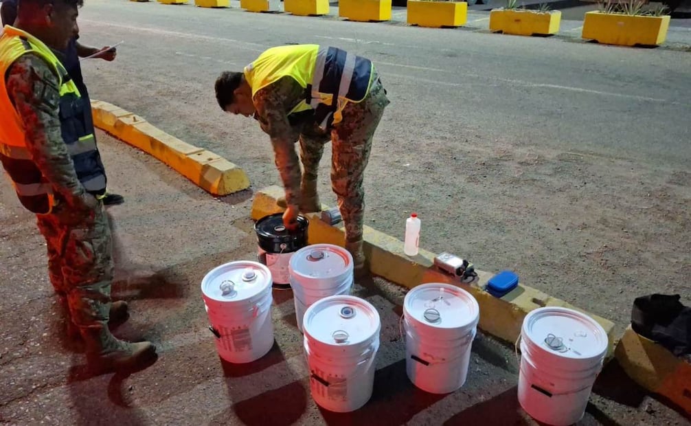 Elementos de Semar aseguraron 100 litros de precursor químico, en el recinto portuario de Topolobampo, Sinaloa. Foto: Especial