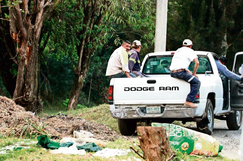 Durante un recorrido por las zonas afectadas, una camioneta blanca (placas 401-PCE), presuntamente de la delegación Xochimilco, fue encontrada tirando cascajo. La demarcación dice que hoy dará información al respecto. (NADYA MURILLO. EL UNIVERSAL)